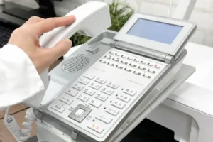 誘導の依頼の電話を受ける株式会社櫻井輸送のスタッフ