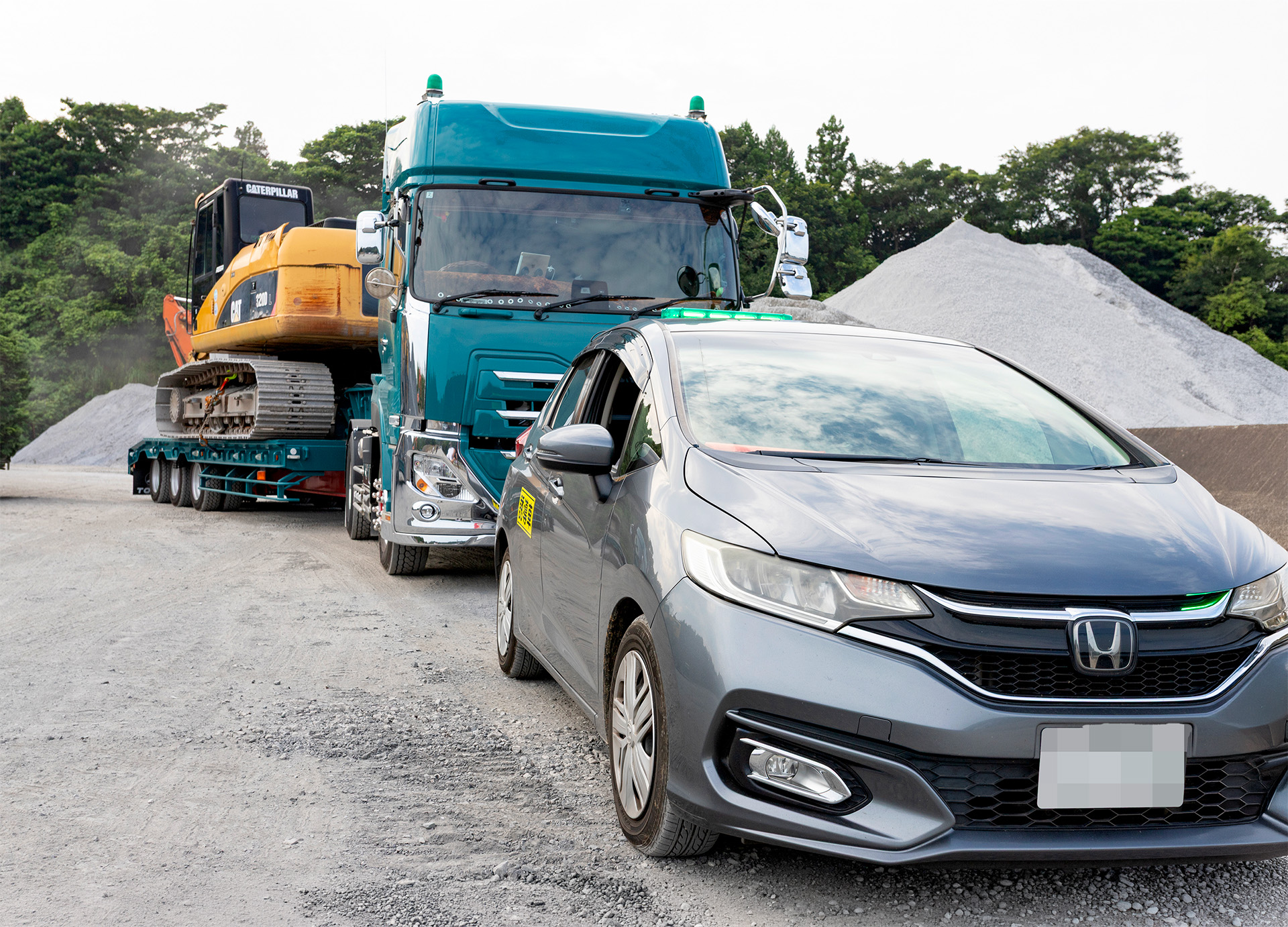 大型トレーラーの誘導を行う誘導車両