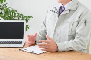 打ち合わせをする株式会社櫻井輸送の社員