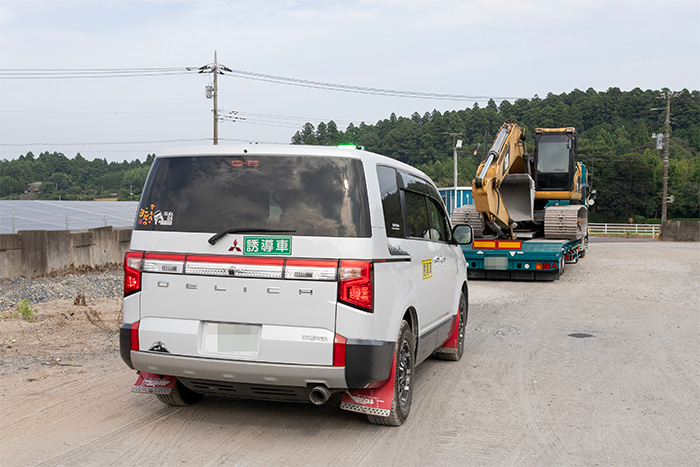 トレーラーの後方につく誘導車両