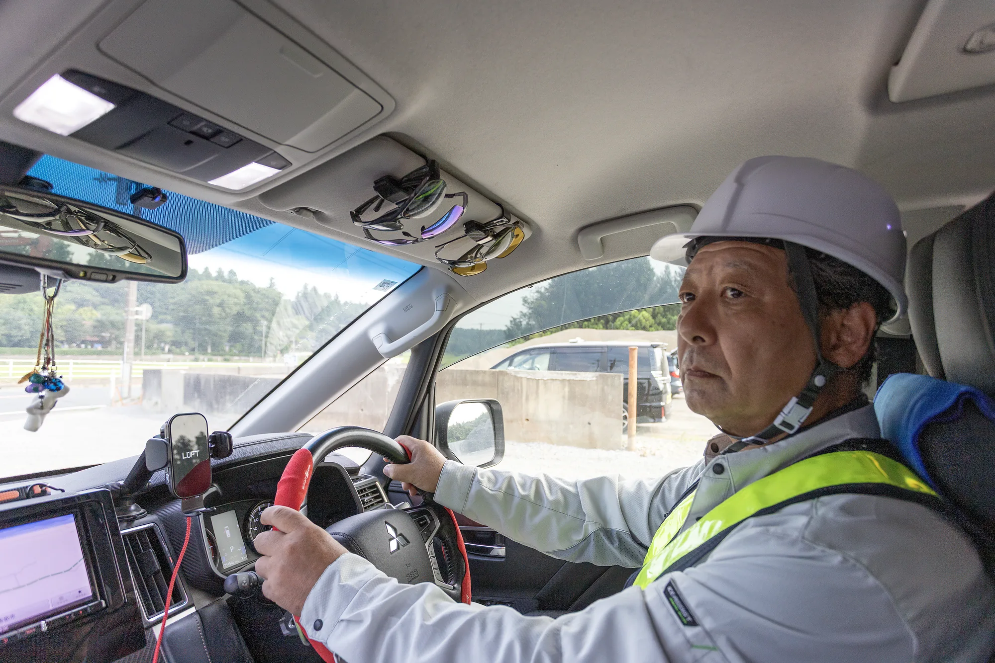 運転をする誘導員