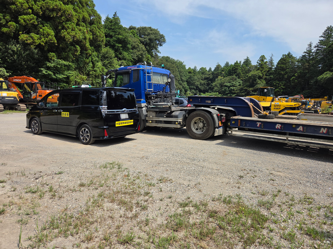 大型トレーラーと並ぶ誘導車両